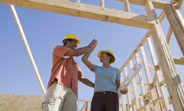 Entrepreneurs r&eacute;alisant l'annexe de maison en bois
