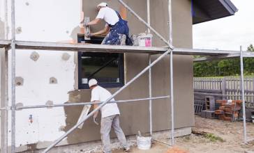 Installation d'un cr&eacute;pi de fa&ccedil;ade pour l'isolation et la d&eacute;coration des murs ext&eacute;rieurs