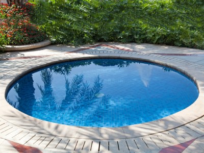 Mini piscine dans un petit jardin de ville &agrave; Namur ou Bruxelles