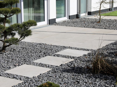 Terrasse moderne et design en m&eacute;ga-dalles de b&eacute;ton