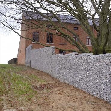 Réalisation d'un mur en gabion en guise de clôture
