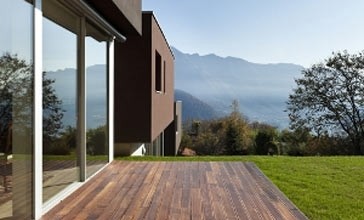 Aménagement de terrasse : bois ou pierre ? Le pour et le contre
