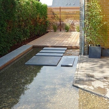 Aménagement d'un petit étang design et d'une terrasse en bois