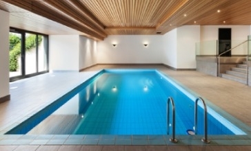 Une piscine intérieure dans votre maison en Belgique : avantages et inconvénients